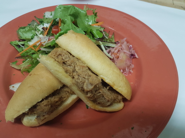 Sandwich à l'effiloché de porc aux pommes et à l'érable