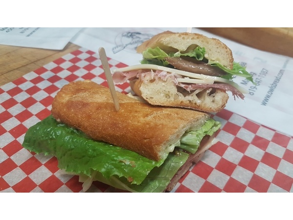 Sandwich prosciutto, fromage Jarlsberg, laitue, tomate