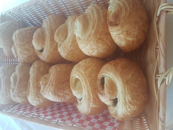 Croissant au chocolat (=chocolatine, =pain au chocolat) 